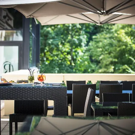 & Le Pavillon Отель Шарбоньер-ле-Бен
