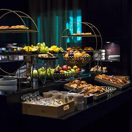 & Le Pavillon 5* Шарбоньер-ле-Бен