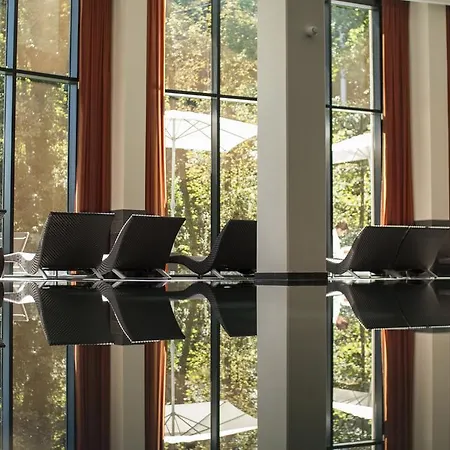 & Le Pavillon 5* Шарбоньер-ле-Бен