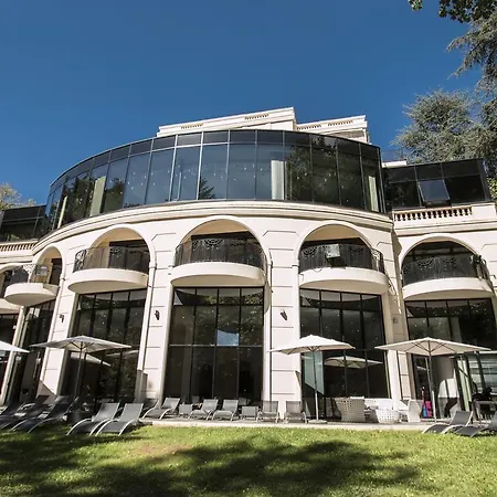 & Le Pavillon 5* Шарбоньер-ле-Бен