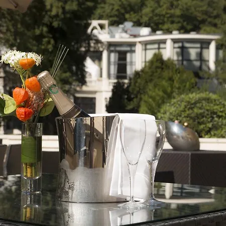 & Le Pavillon