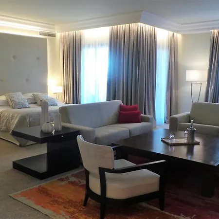 & Le Pavillon 5* Шарбоньер-ле-Бен