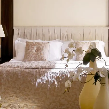 & Le Pavillon Hotel