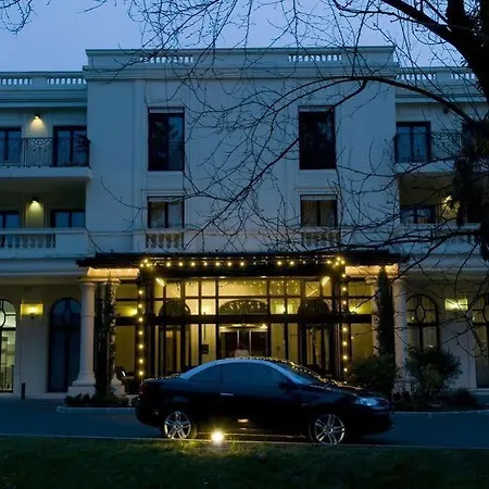 & Le Pavillon Hotel Charbonnières-les-Bains