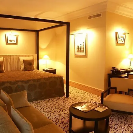 & Le Pavillon Hotel Charbonnières-les-Bains